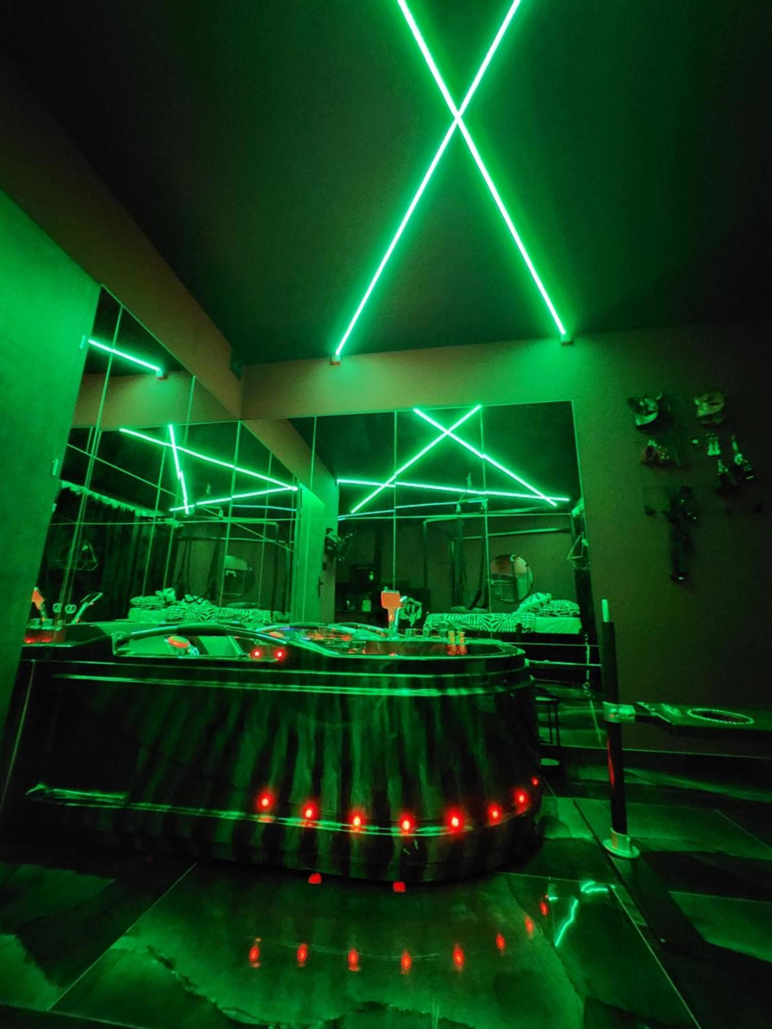 Leilighet Chmielna Prestige With Luxury Jacuzzi And Sauna! Selected Also Feature A Massage Chair And Himalayan Salt With Color Therapy Salt Forest Gdańsk