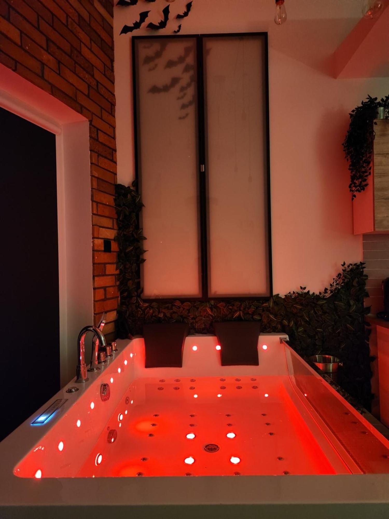 Chmielna Prestige With Luxury Jacuzzi And Sauna! Selected Also Feature A Massage Chair And Himalayan Salt With Color Therapy Salt Forest Leilighet Gdańsk