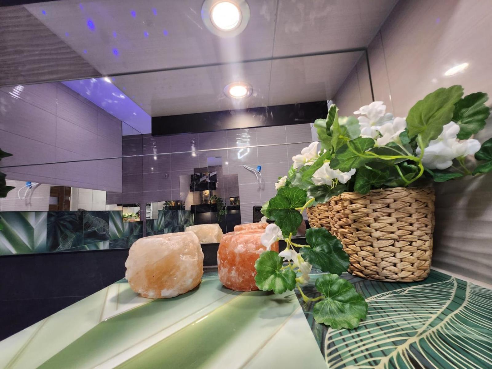 Chmielna Prestige With Luxury Jacuzzi And Sauna! Selected Also Feature A Massage Chair And Himalayan Salt With Color Therapy Salt Forest Huoneisto *