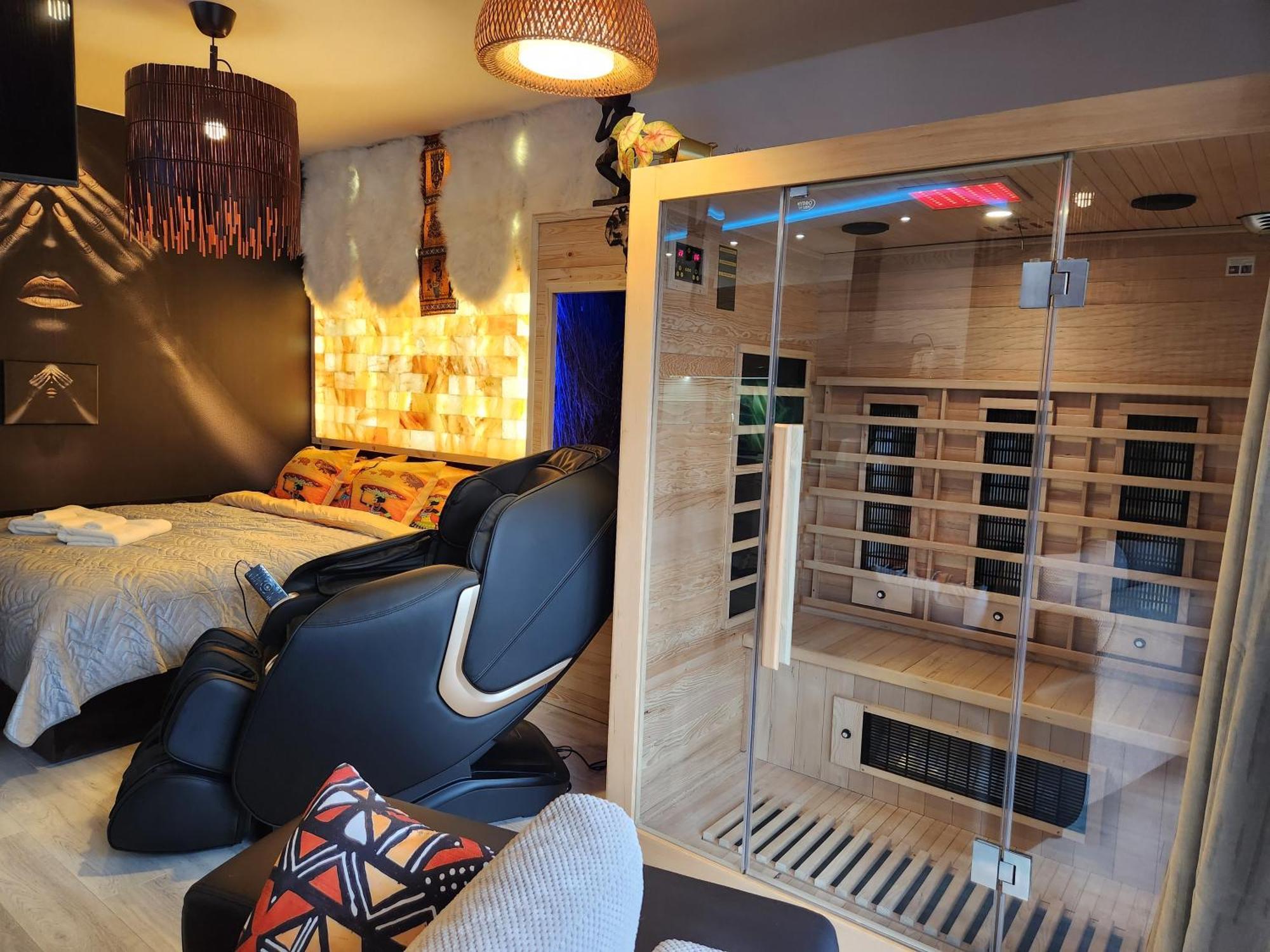 Chmielna Prestige With Luxury Jacuzzi And Sauna! Selected Also Feature A Massage Chair And Himalayan Salt With Color Therapy Salt Forest Huoneisto Gdańsk