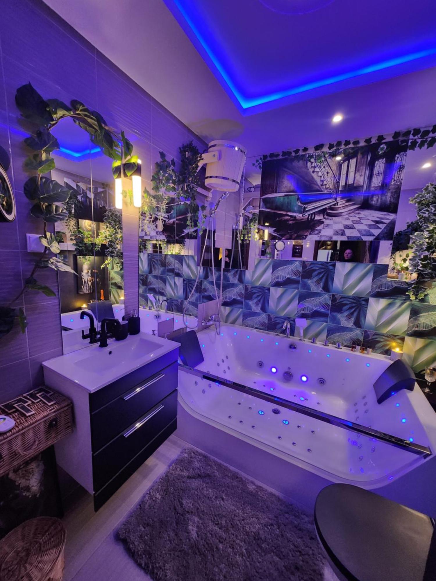 Huoneisto Chmielna Prestige With Luxury Jacuzzi And Sauna! Selected Also Feature A Massage Chair And Himalayan Salt With Color Therapy Salt Forest Gdańsk