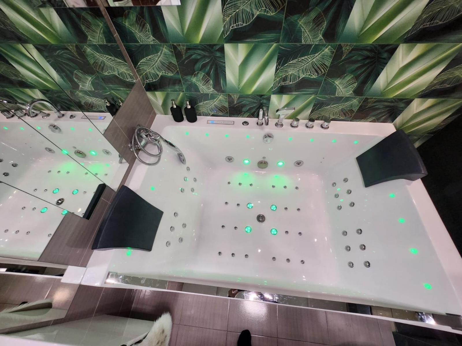 Chmielna Prestige With Luxury Jacuzzi And Sauna! Selected Also Feature A Massage Chair And Himalayan Salt With Color Therapy Salt Forest Huoneisto Gdańsk