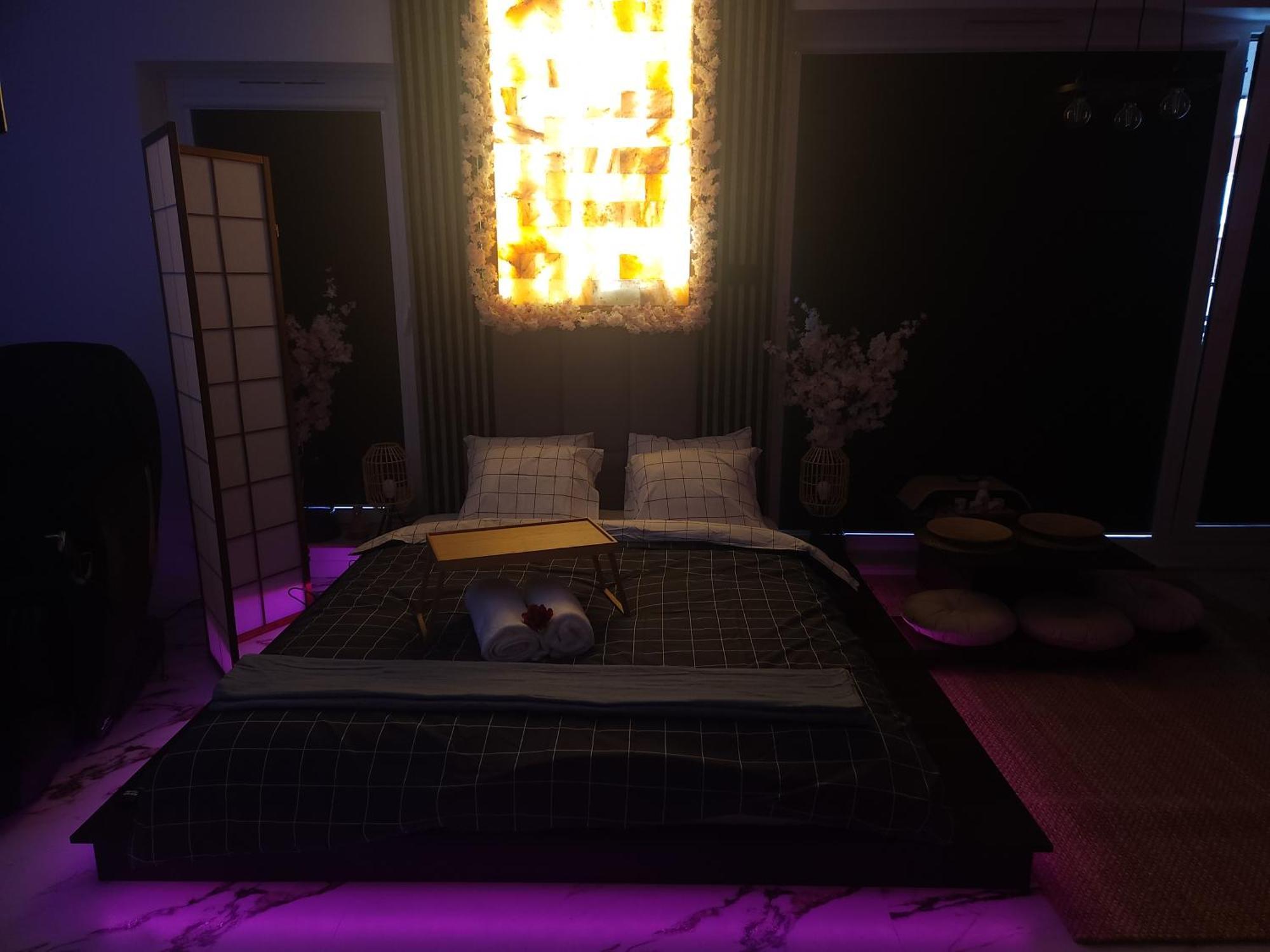 Huoneisto Chmielna Prestige With Luxury Jacuzzi And Sauna! Selected Also Feature A Massage Chair And Himalayan Salt With Color Therapy Salt Forest