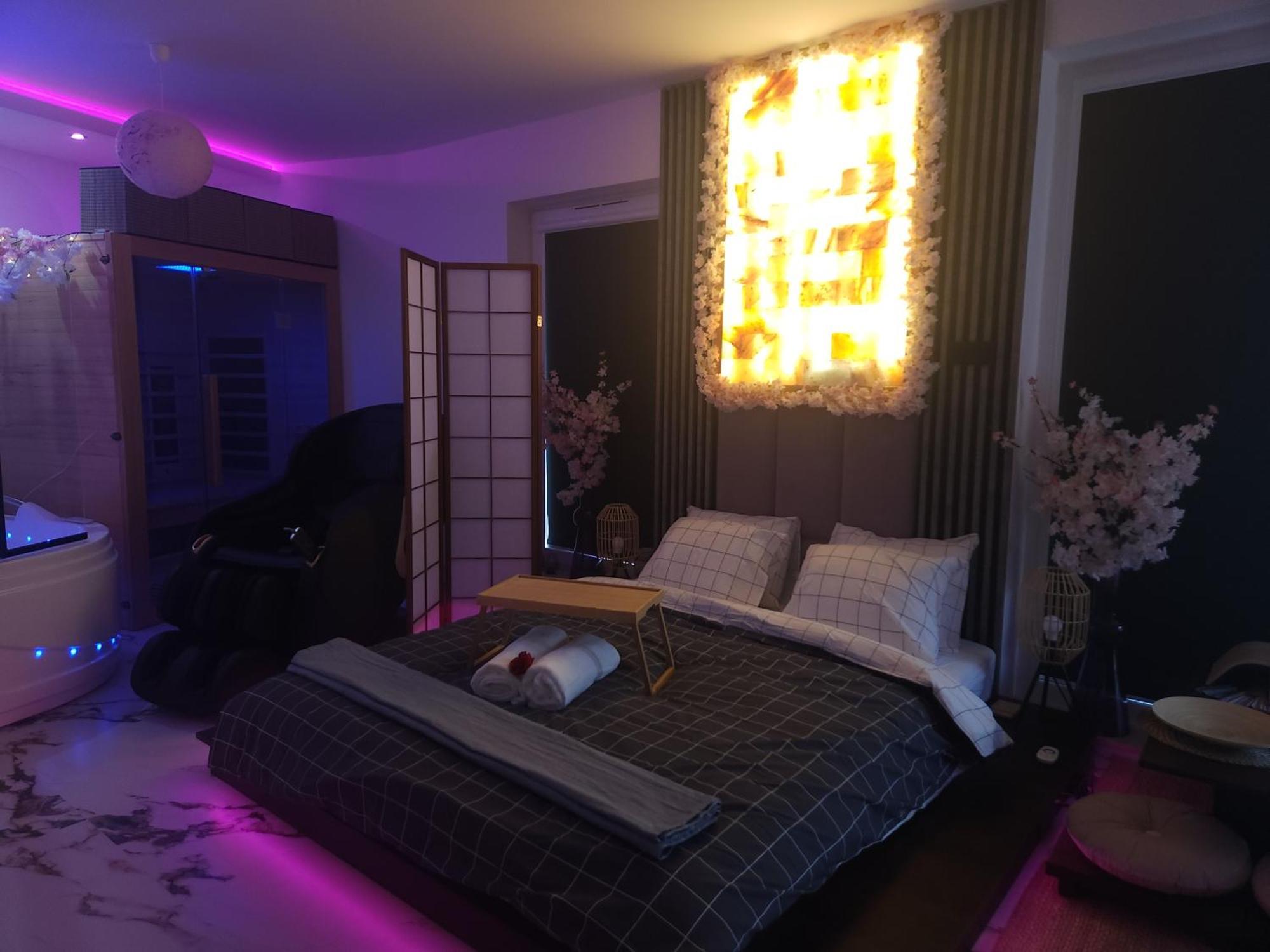 Huoneisto Chmielna Prestige With Luxury Jacuzzi And Sauna! Selected Also Feature A Massage Chair And Himalayan Salt With Color Therapy Salt Forest