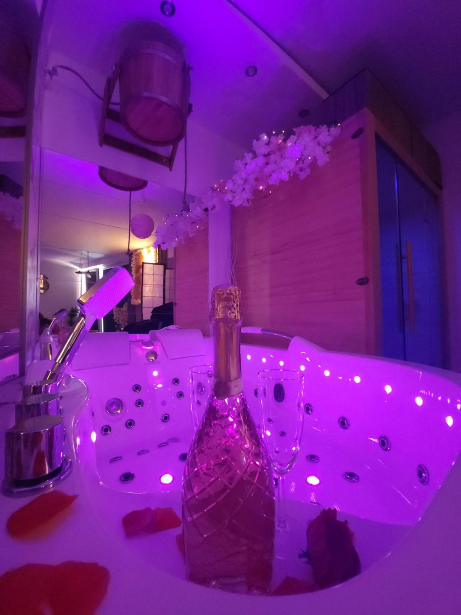 Huoneisto Chmielna Prestige With Luxury Jacuzzi And Sauna! Selected Also Feature A Massage Chair And Himalayan Salt With Color Therapy Salt Forest Gdańsk