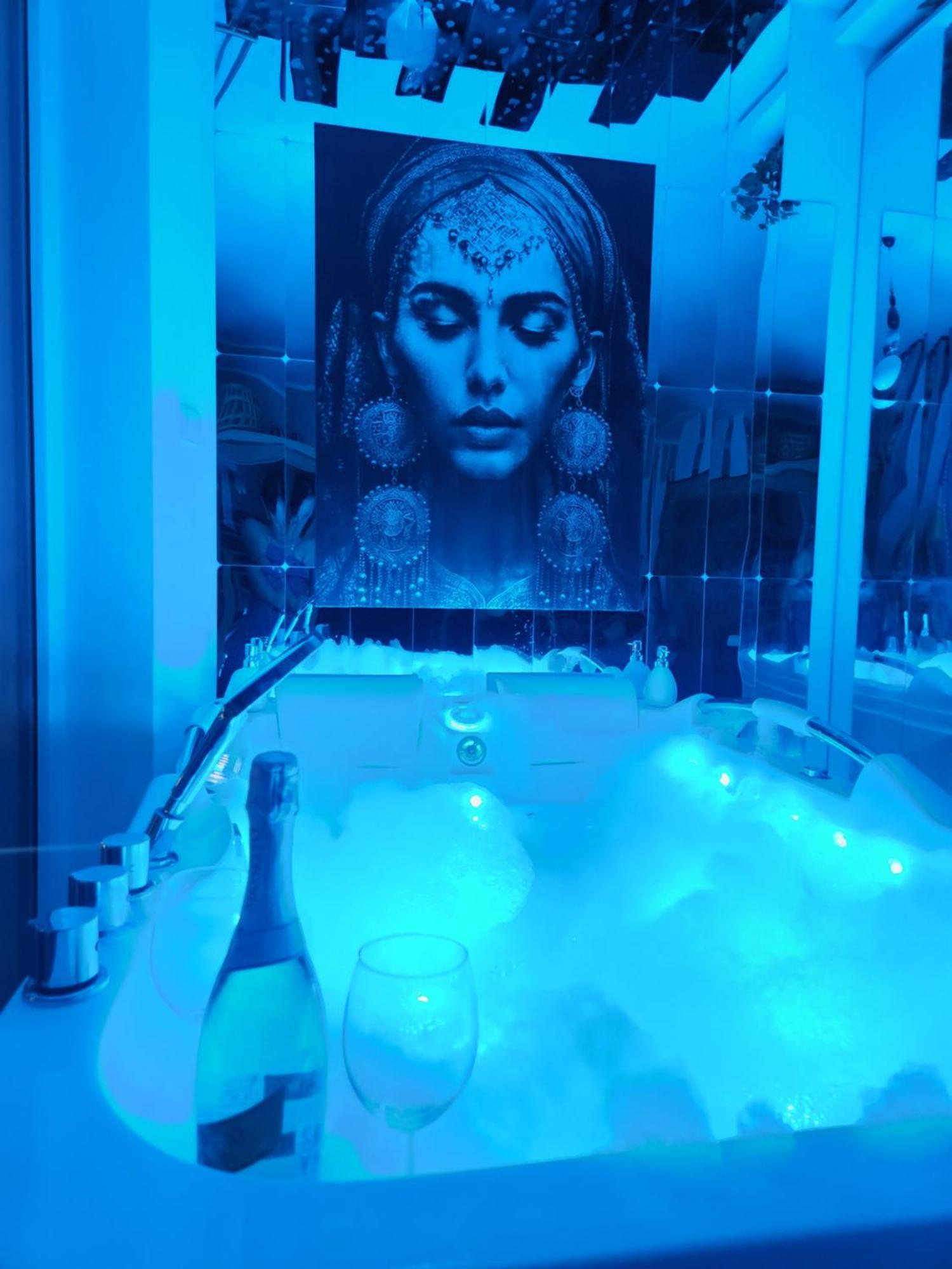 Chmielna Prestige With Luxury Jacuzzi And Sauna! Selected Also Feature A Massage Chair And Himalayan Salt With Color Therapy Salt Forest * Gdańsk