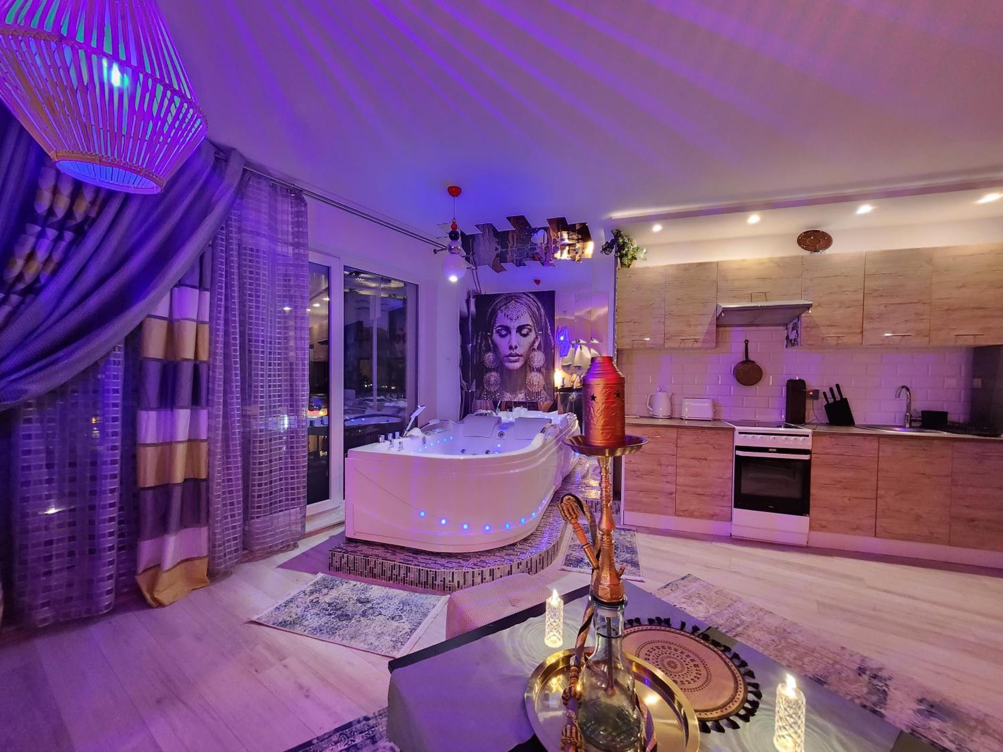 Chmielna Prestige With Luxury Jacuzzi And Sauna! Selected Also Feature A Massage Chair And Himalayan Salt With Color Therapy Salt Forest Huoneisto *