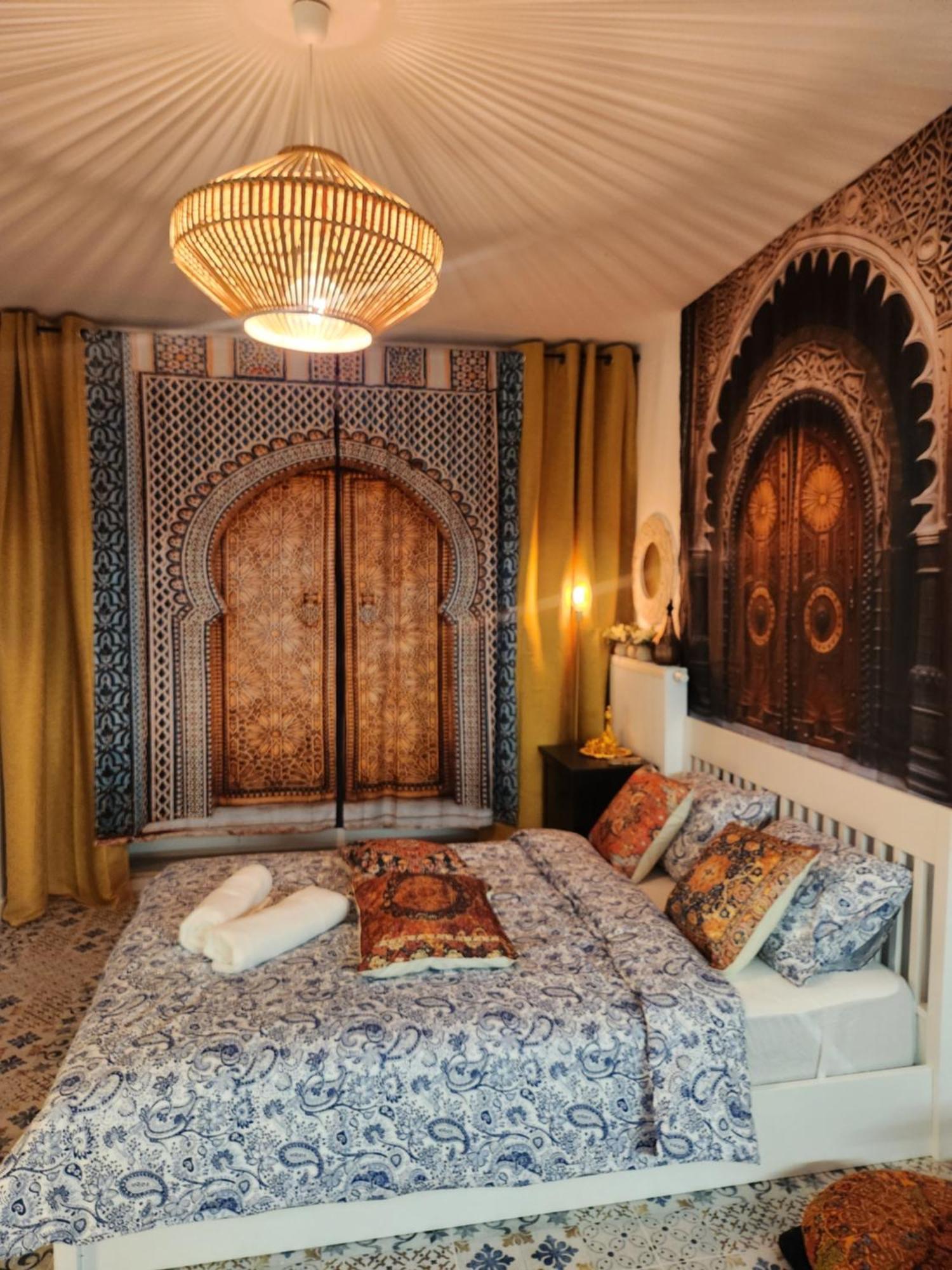 Huoneisto Chmielna Prestige With Luxury Jacuzzi And Sauna! Selected Also Feature A Massage Chair And Himalayan Salt With Color Therapy Salt Forest Gdańsk