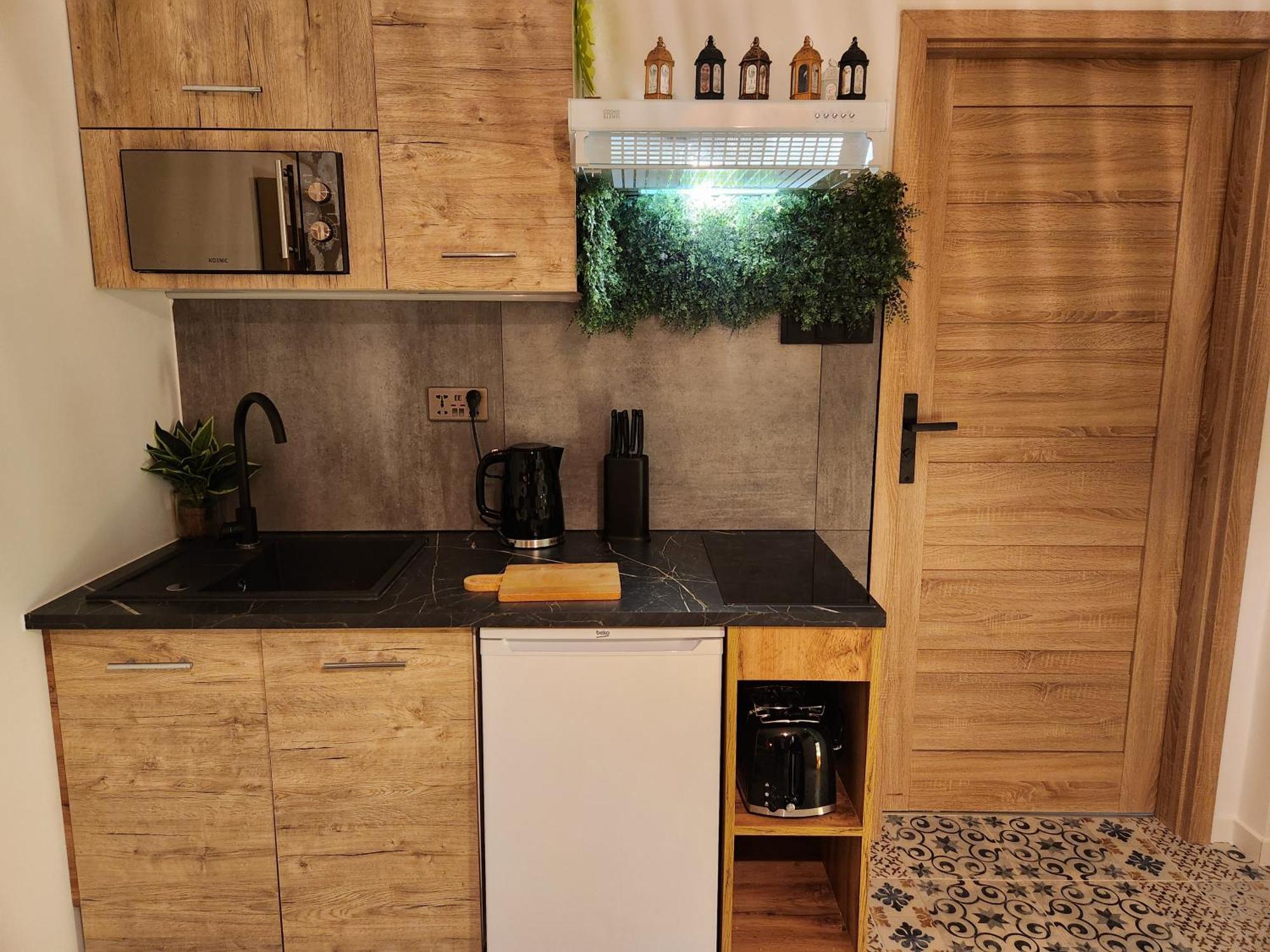 Huoneisto Chmielna Prestige With Luxury Jacuzzi And Sauna! Selected Also Feature A Massage Chair And Himalayan Salt With Color Therapy Salt Forest