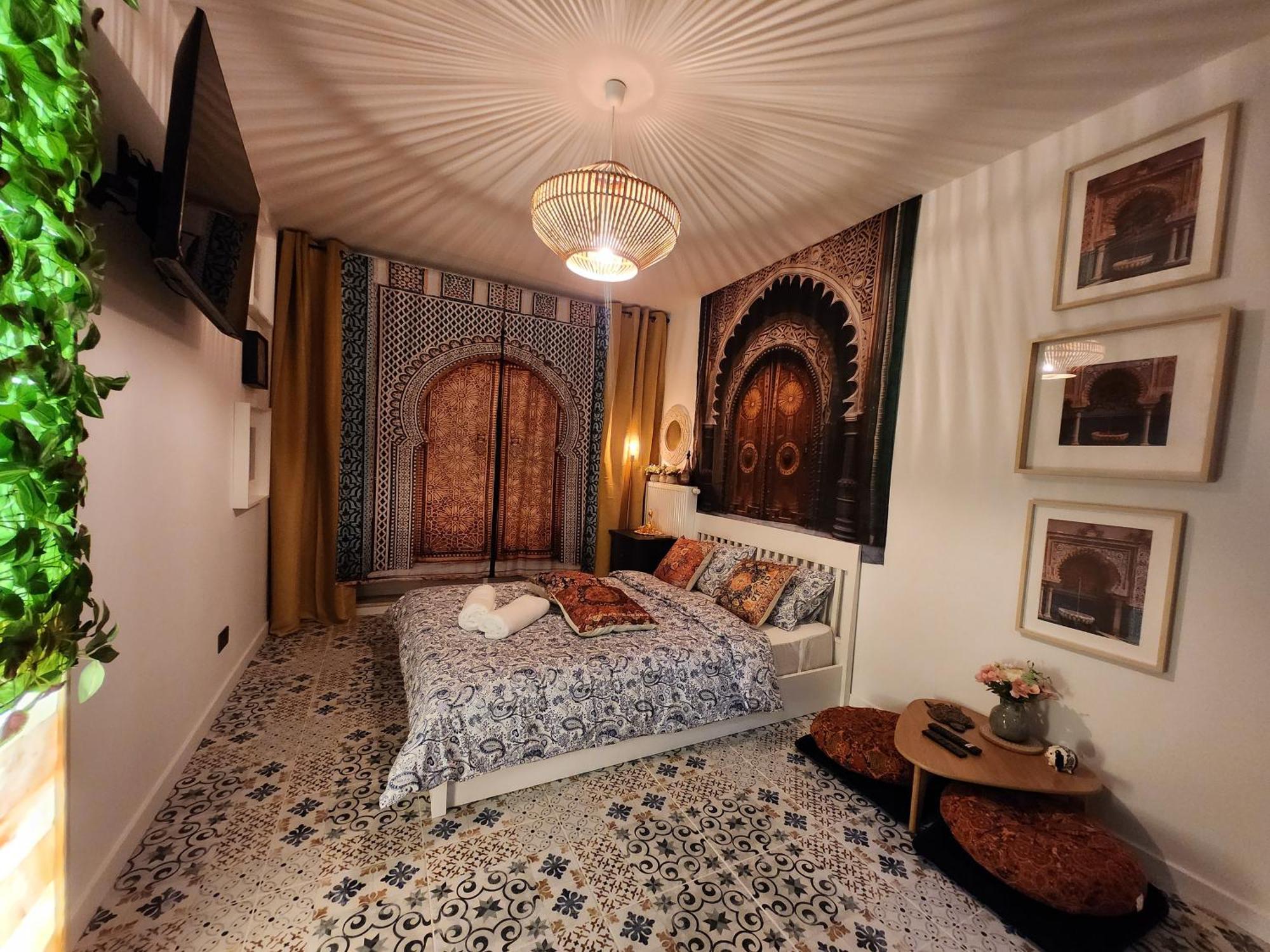 Huoneisto Chmielna Prestige With Luxury Jacuzzi And Sauna! Selected Also Feature A Massage Chair And Himalayan Salt With Color Therapy Salt Forest