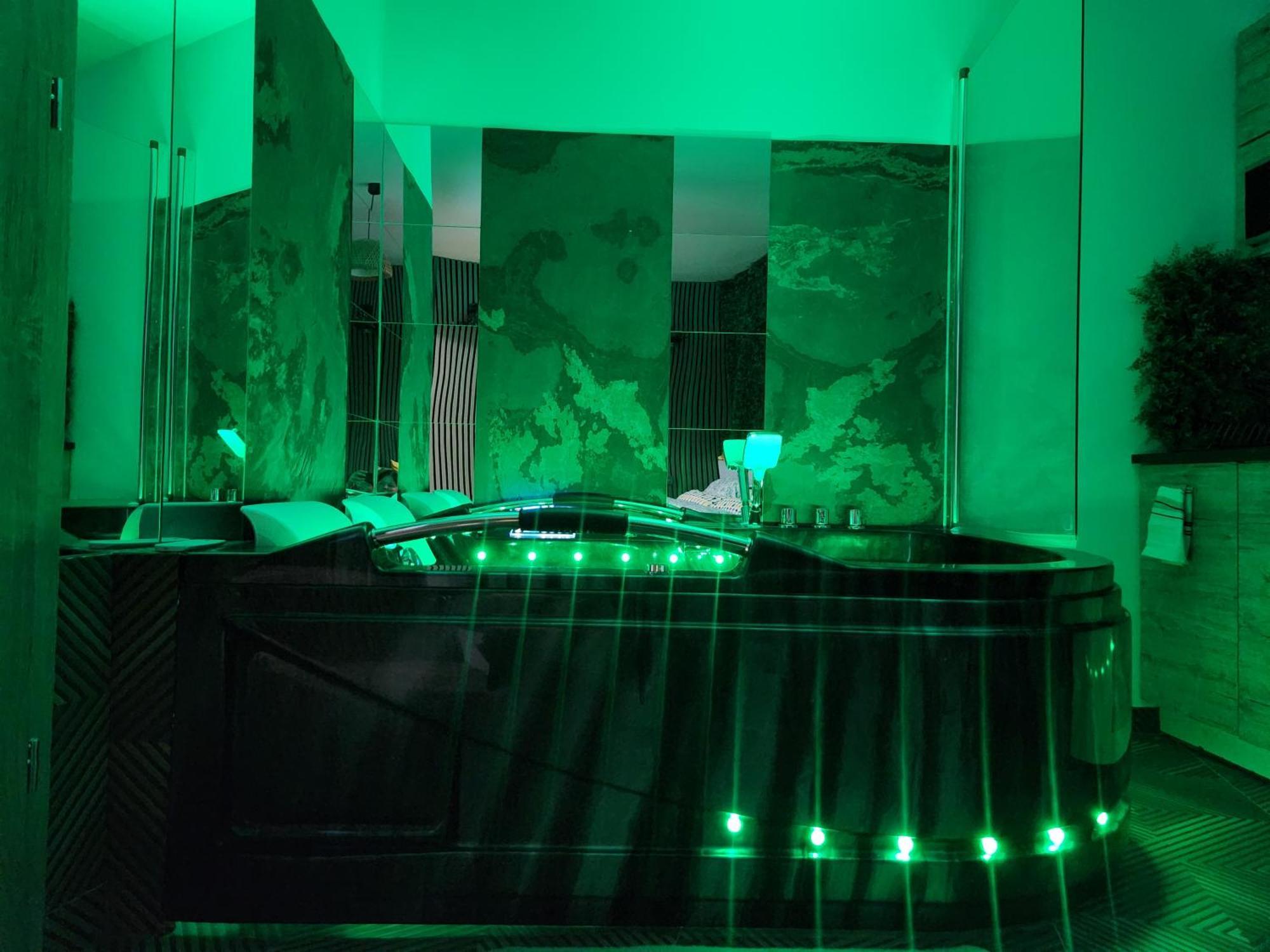 Huoneisto Chmielna Prestige With Luxury Jacuzzi And Sauna! Selected Also Feature A Massage Chair And Himalayan Salt With Color Therapy Salt Forest *