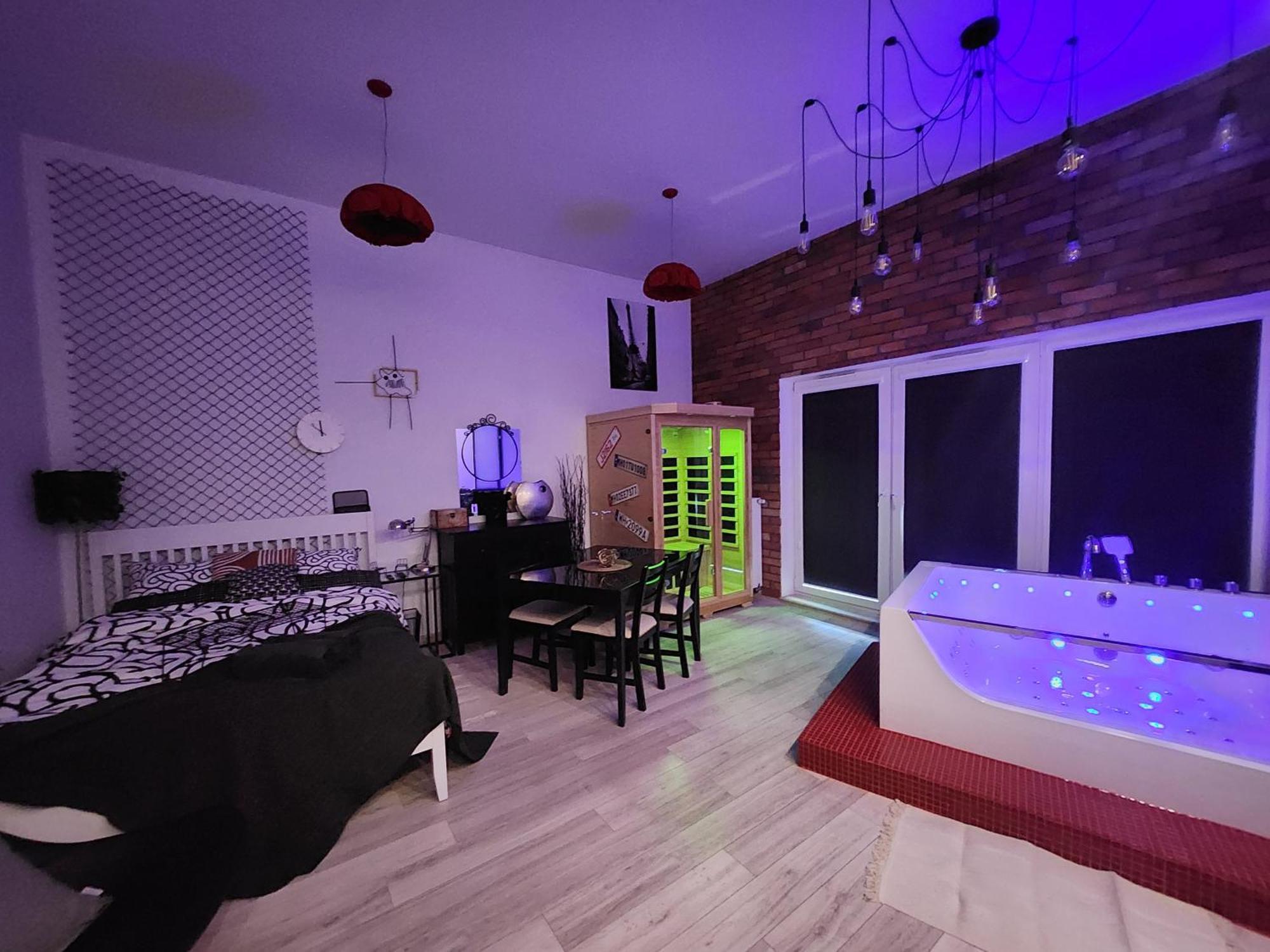 Chmielna Prestige With Luxury Jacuzzi And Sauna! Selected Also Feature A Massage Chair And Himalayan Salt With Color Therapy Salt Forest Huoneisto