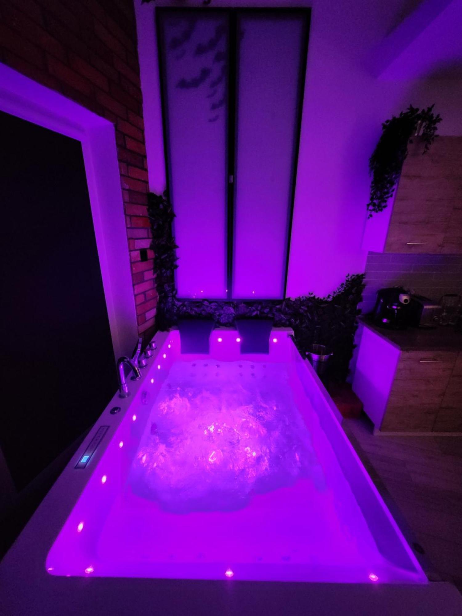 Huoneisto Chmielna Prestige With Luxury Jacuzzi And Sauna! Selected Also Feature A Massage Chair And Himalayan Salt With Color Therapy Salt Forest