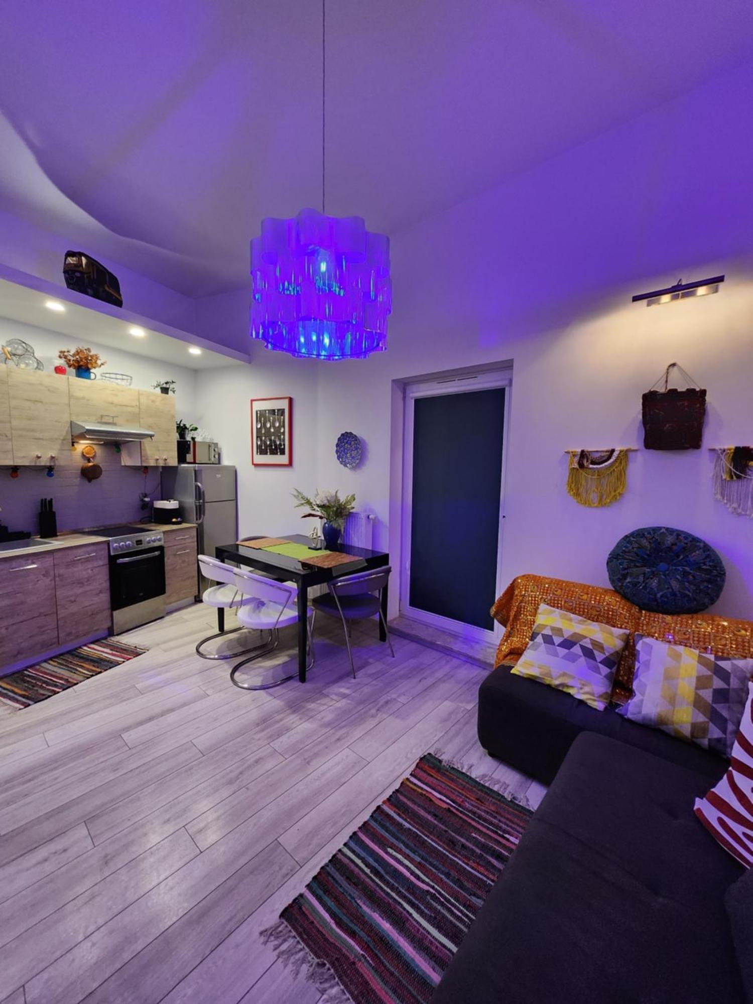 Huoneisto Chmielna Prestige With Luxury Jacuzzi And Sauna! Selected Also Feature A Massage Chair And Himalayan Salt With Color Therapy Salt Forest Gdańsk
